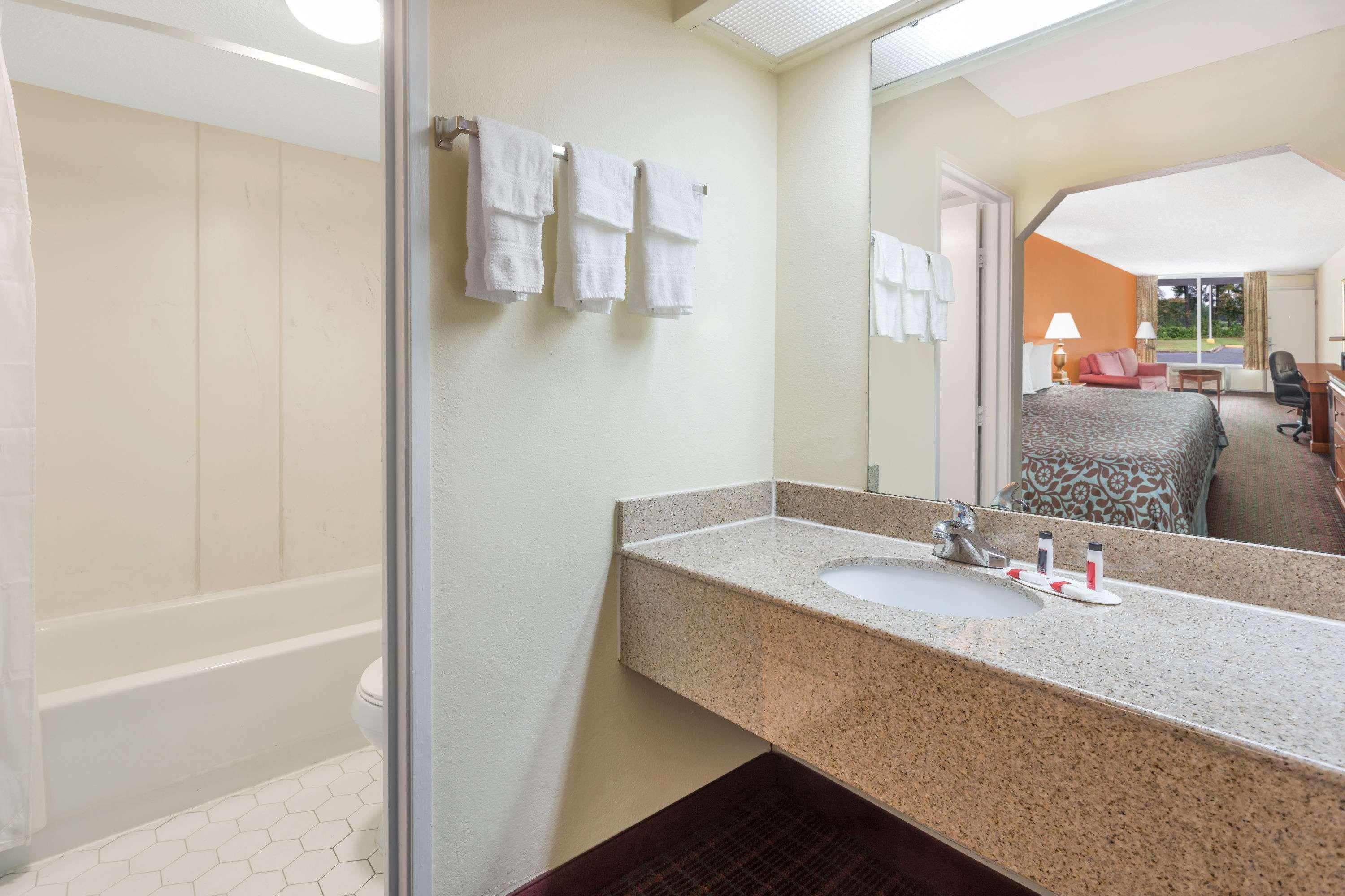 Days Inn By Wyndham Orangeburg South Buitenkant foto