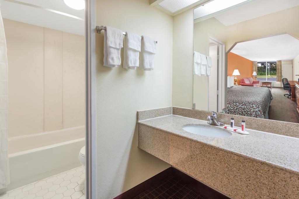 Days Inn By Wyndham Orangeburg South Buitenkant foto